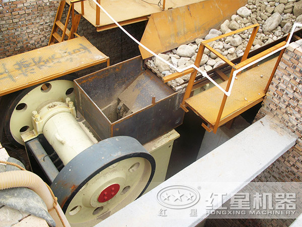 頁(yè)巖破碎機(jī)現(xiàn)場(chǎng)工作圖
