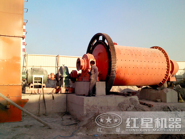 白灰球磨機(jī)現(xiàn)場(chǎng)維護(hù)圖
