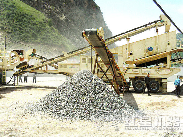 移動(dòng)石頭破石機(jī)現(xiàn)場作業(yè)圖