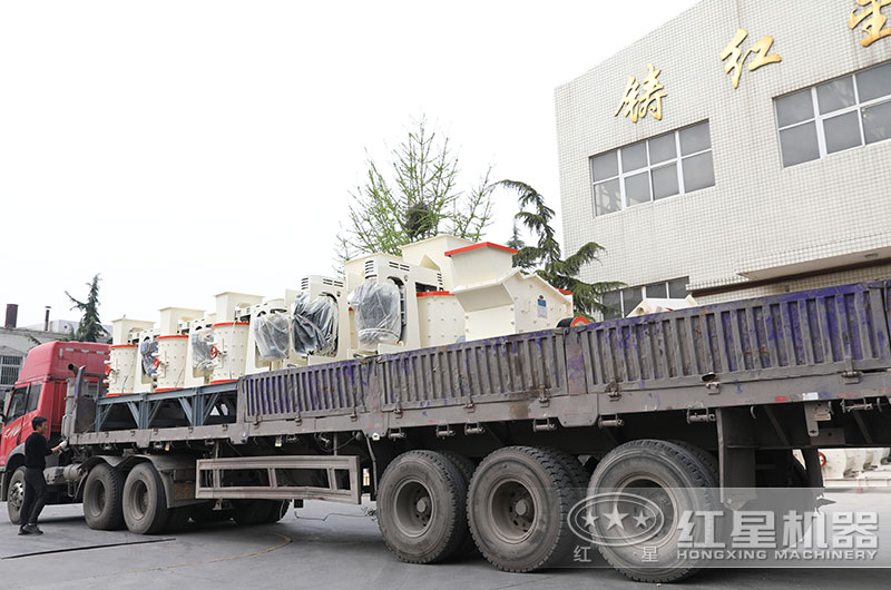 多臺立軸制砂機設(shè)備裝車發(fā)貨
